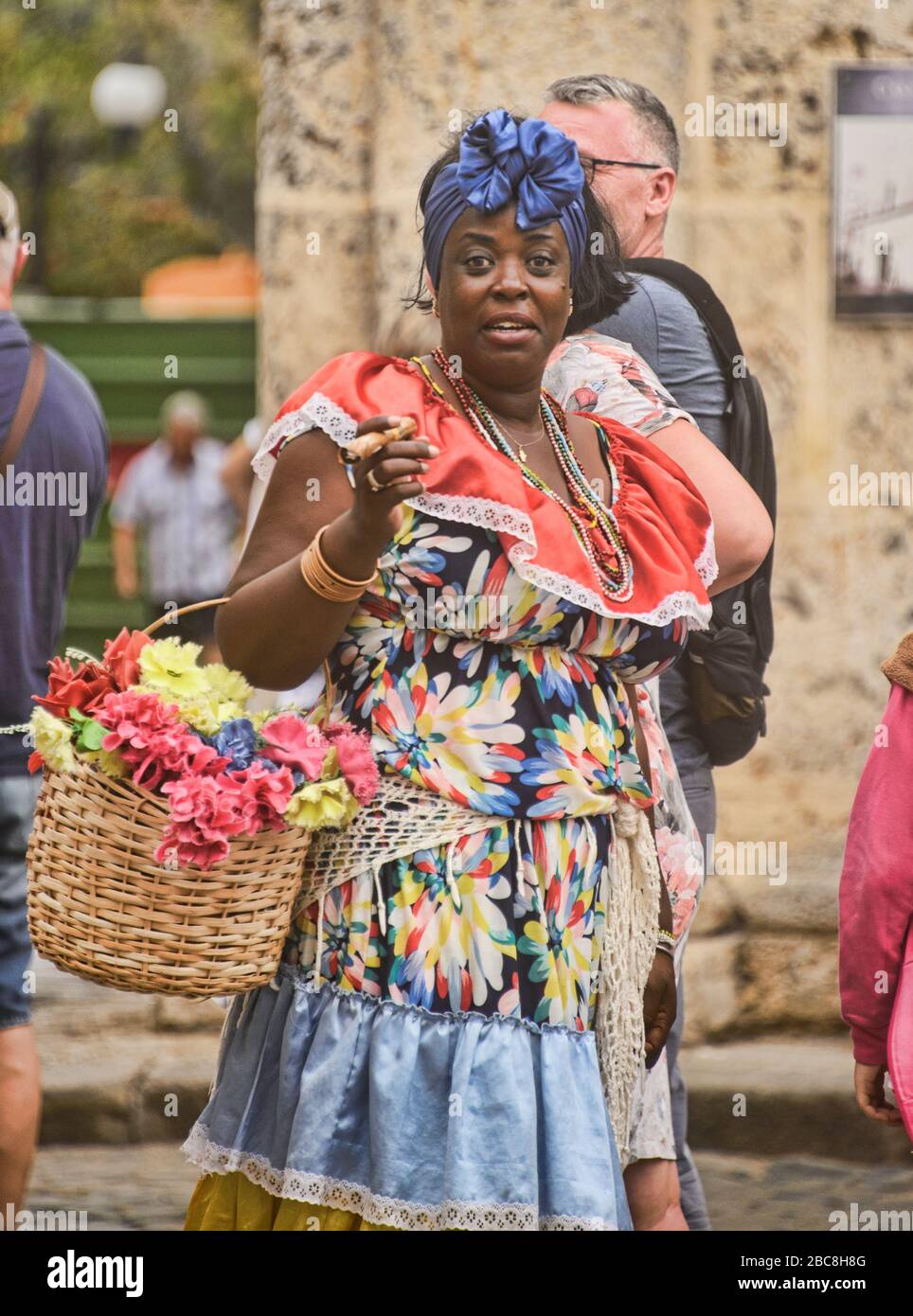 Venditore di fiori colorati, l'Avana Vecchia, Cuba Foto Stock