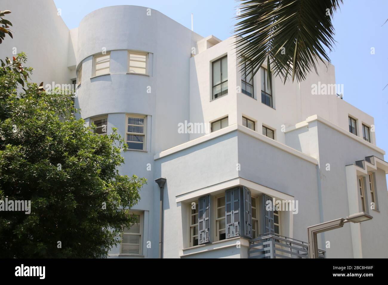 Israele, Tel Aviv, White City, una tipica casa in stile Bauhaus sorge su  Rothschild Boulevard, nella capitale israeliana di Tel Aviv Foto stock -  Alamy