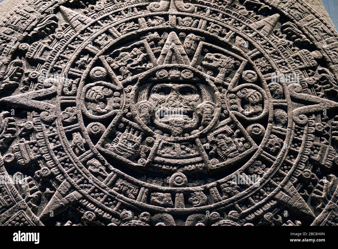 Messico, Città del Messico, la pietra del sole azteca (in spagnolo: Piedra del Sol) è una scultura messica tardo post-classica ospitata nel Museo Nazionale di Antropologia Foto Stock