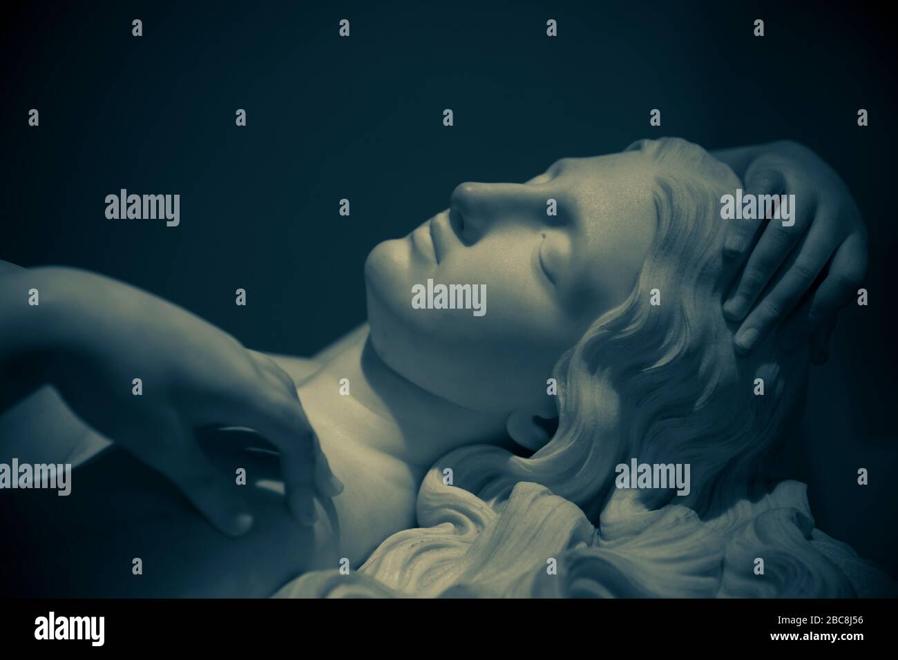 statua di una giovane donna reclinata e gli occhi chiusi Foto Stock