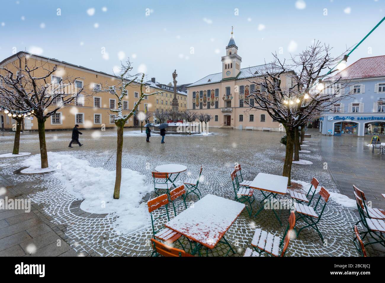 Piazza del Municipio con Municipio e Fontana di Wittelsbach sotto una nevicata, Bad Reichenhall, Berchtesgadener Land District, alta Baviera, Germania, EUR Foto Stock