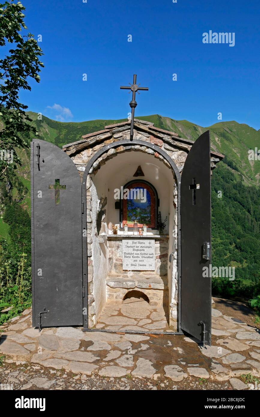 Sentiero escursionistico a lunga distanza E5 da Oberstdorf a Merano: cappella al ginocchio, salita al rifugio Kemptener, Allgäu, Baviera, Germania Foto Stock