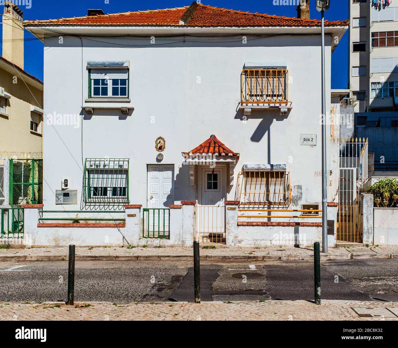 Bella casa privata bianca con tetto di piastrelle arancioni a Lisbona. Foto Stock