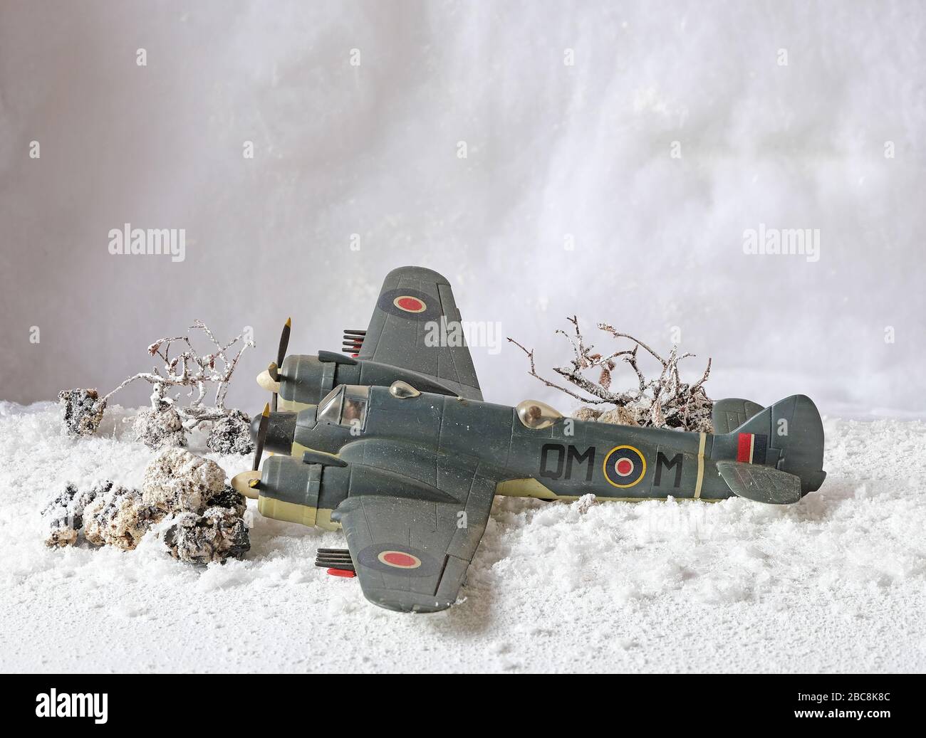 Schiantato aereo da combattimento WW2 su diorama neve Foto Stock