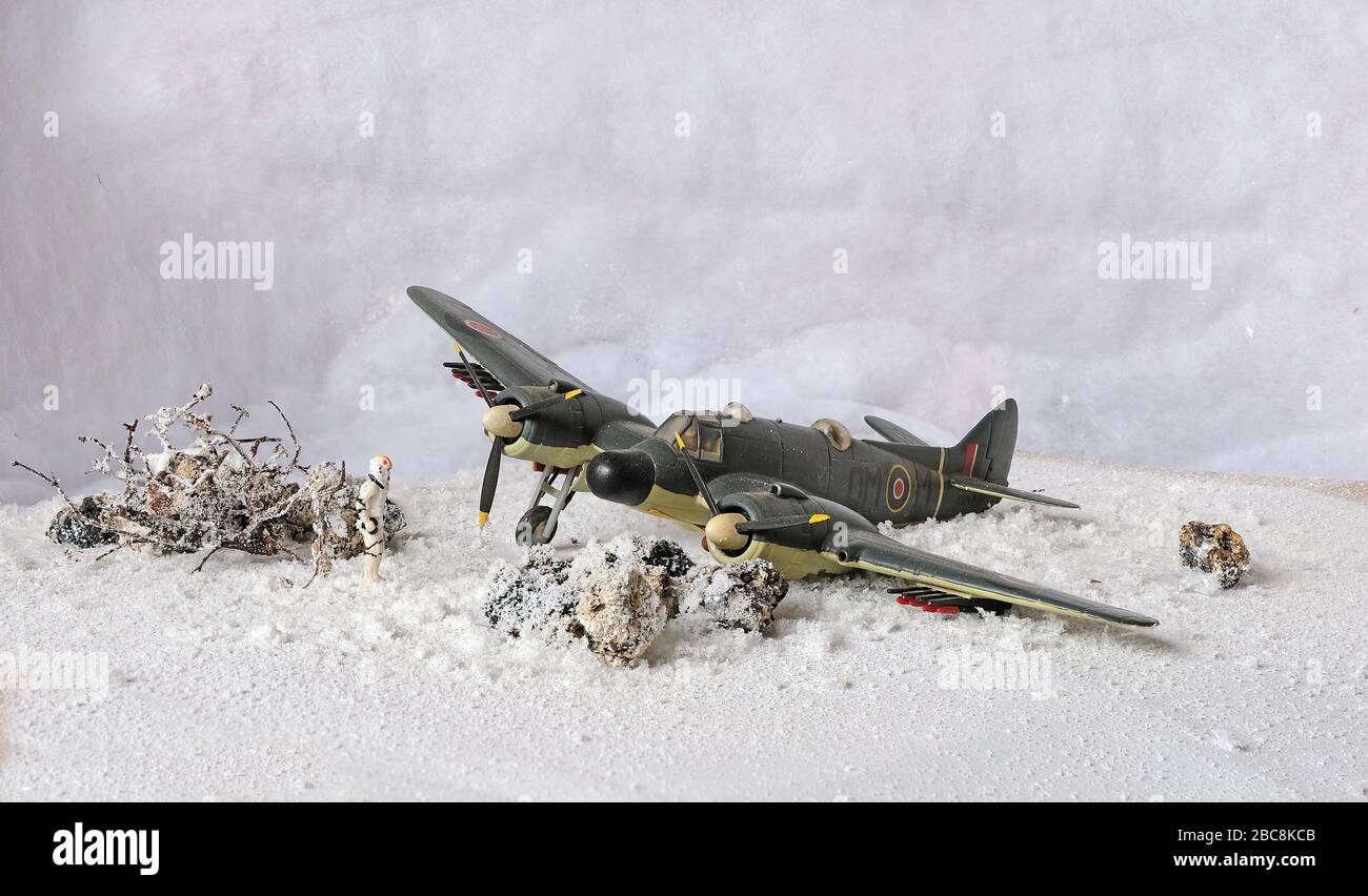 Schiantato aereo da combattimento WW2 e pilota sulla neve Foto Stock