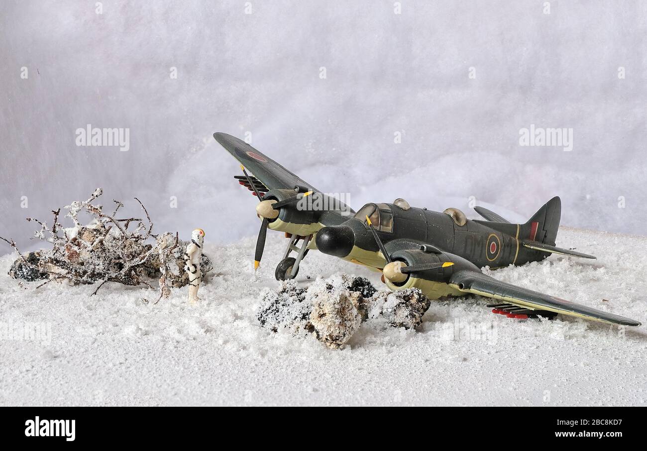 Schiantato aereo da combattimento WW2 e pilota sulla neve Foto Stock
