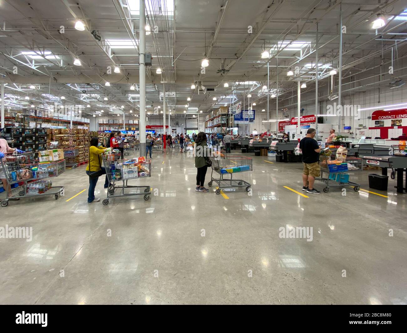 Linee speciali di distanza sociale per gli acquirenti a Costco durante la pandemia COVID-19. Acquisto di virus e panico del coronavirus. San Diego, USA, 22 Marzo 2020 Foto Stock