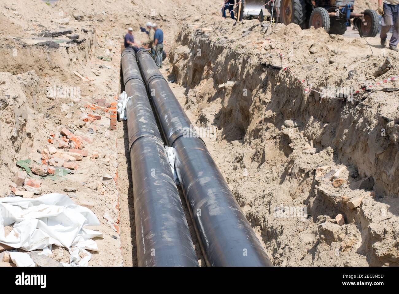 Posa di tubi di grande diametro per sostituire la rete di riscaldamento Foto Stock