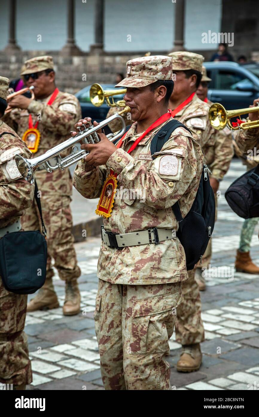 Banda militare, processione religiosa in onore di San Michele Arcangelo, Cusco, Perù Foto Stock