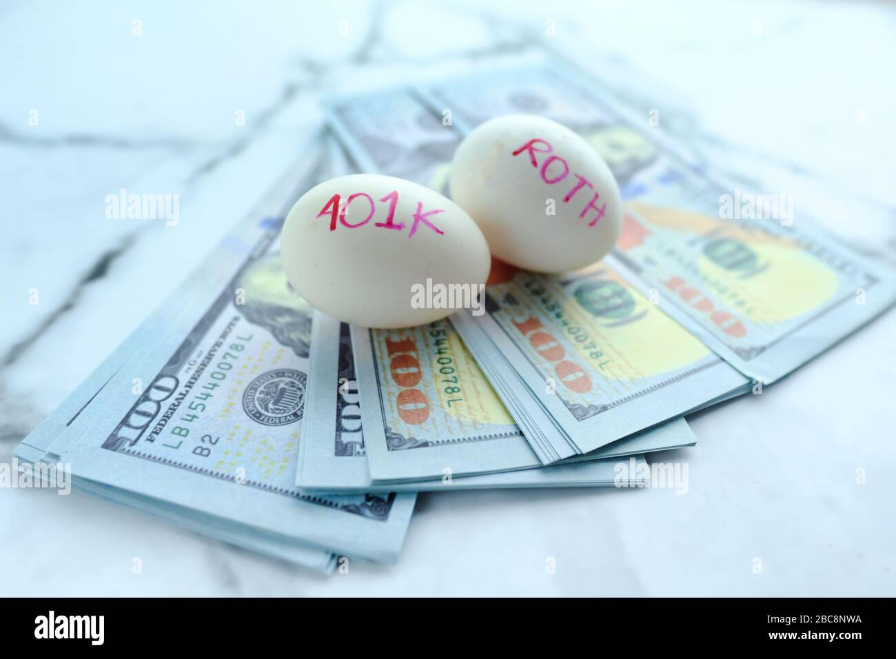 Tre uova con l'iscrizione 401K su denaro Foto Stock
