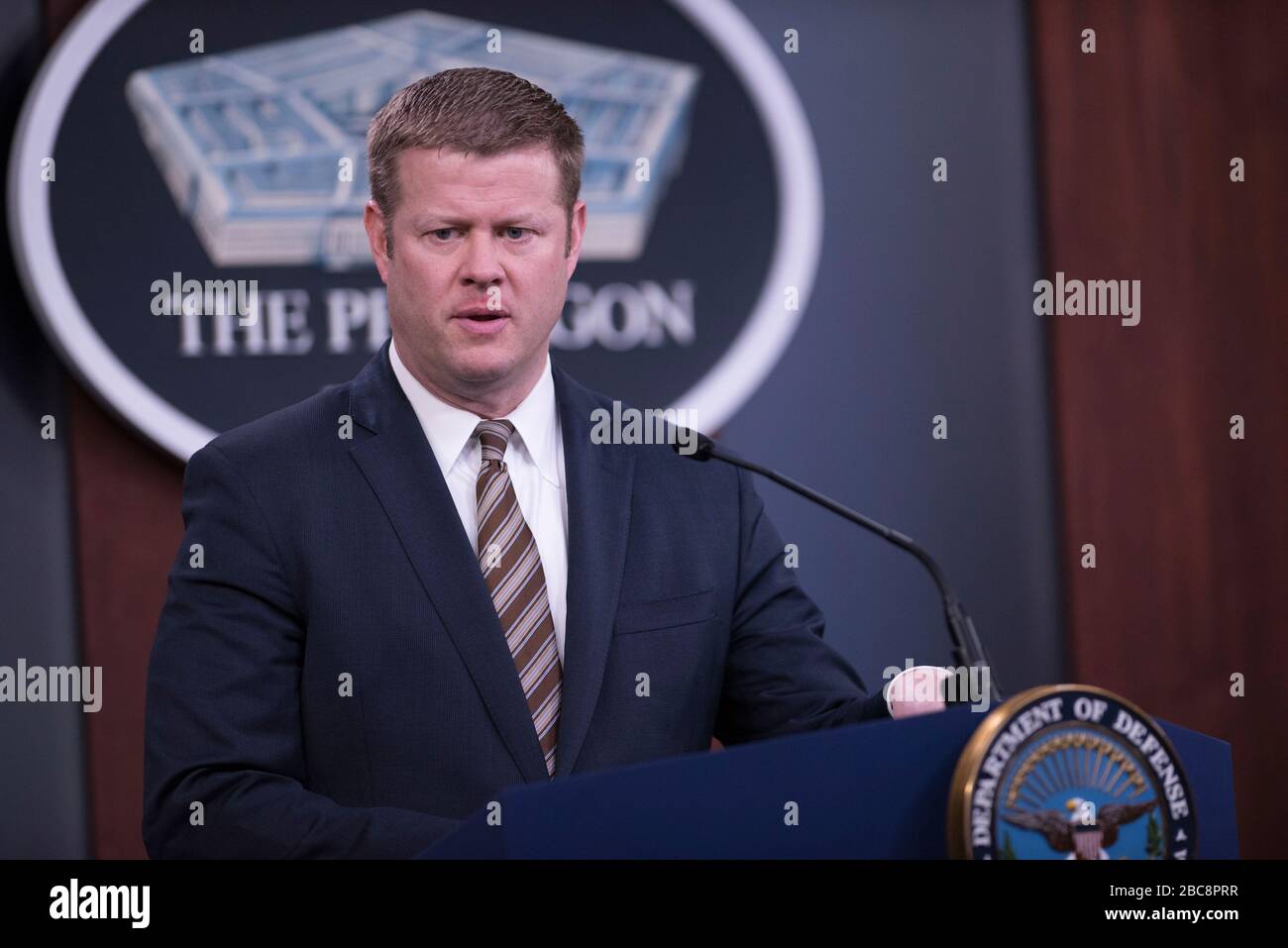 Il Segretario degli Stati Uniti dell'esercito Ryan D. McCarthy, briefing reporter sulla pandemia di COVID-19 al Pentagono 25 marzo 2020 ad Arlington, Virginia. Foto Stock