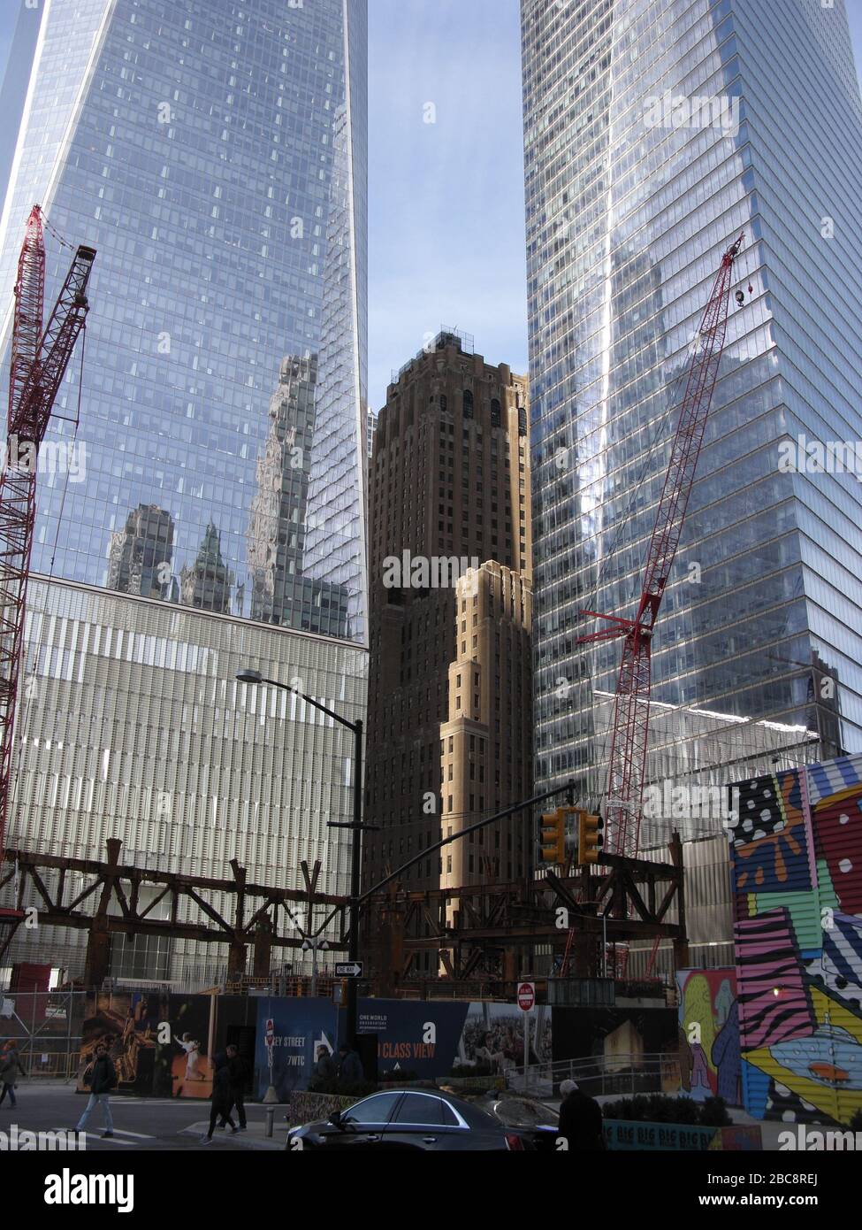 Ronald O. Perelman Performing Arts Center in costruzione in primo piano, Freedom Tower dietro a sinistra. Sette WTC dietro a destra. Foto Stock