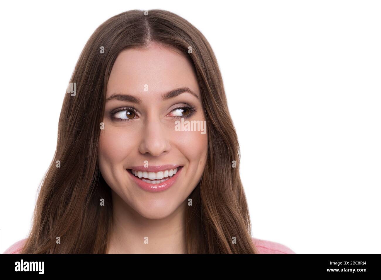 Giovane donna che guarda verso l'alto Foto Stock