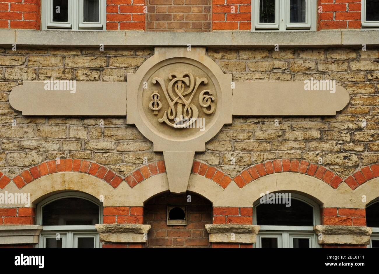 Scultura in pietra alla fine del Butler e Tanner Selwood Printin opere nella Trinity Area di Frome.This grande e imponente edificio è ora convertito Foto Stock