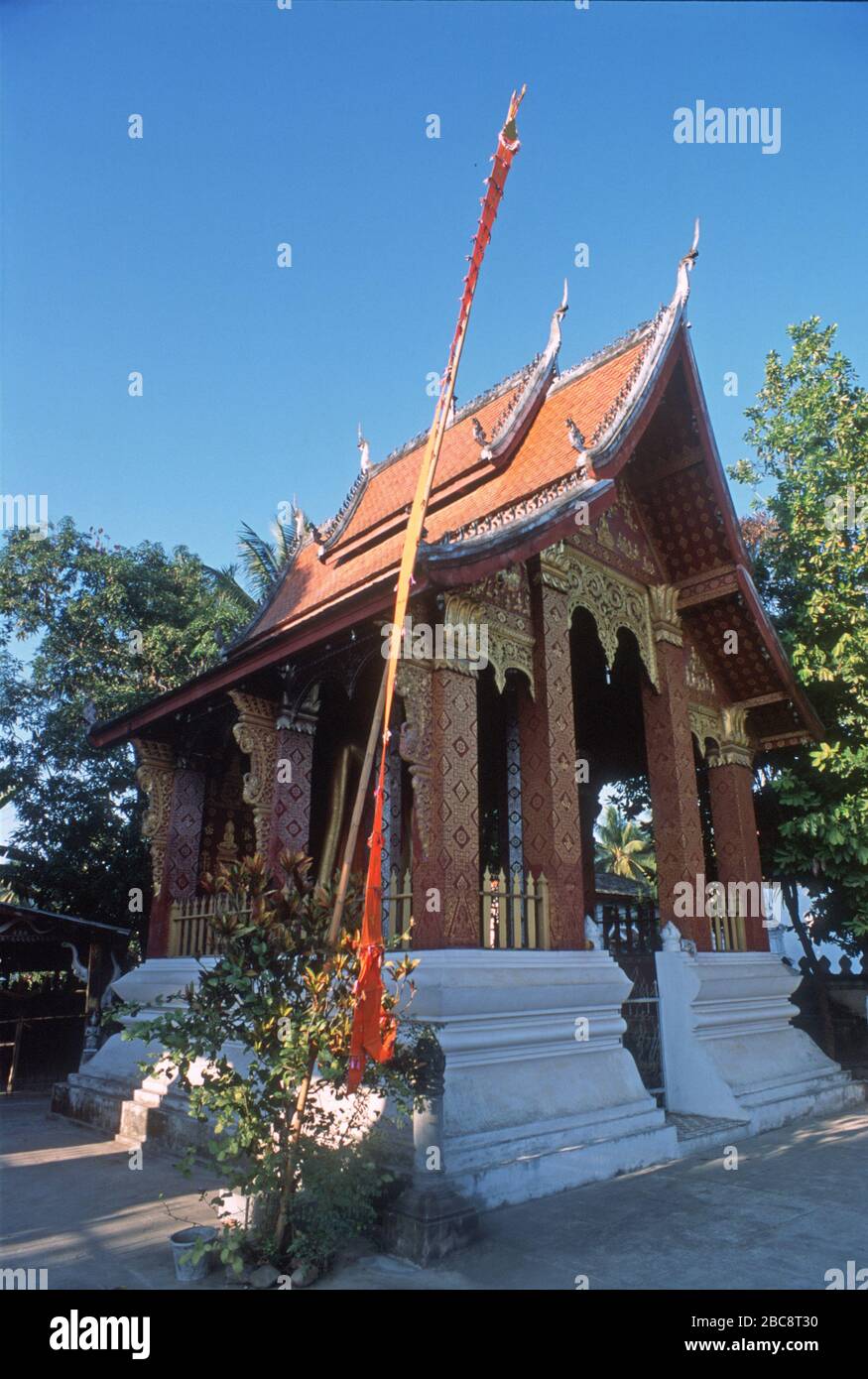 Oro abbellito, tempio sulla strada, wat, stupa o santuario a Luang Prabang, Laos. La città di Luang Prabang è patrimonio dell'umanità dell'UNESCO. Foto Stock