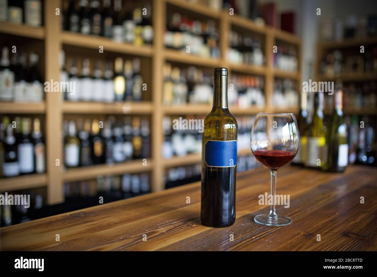 Bottiglia di vino rosso nella enoteca Foto Stock