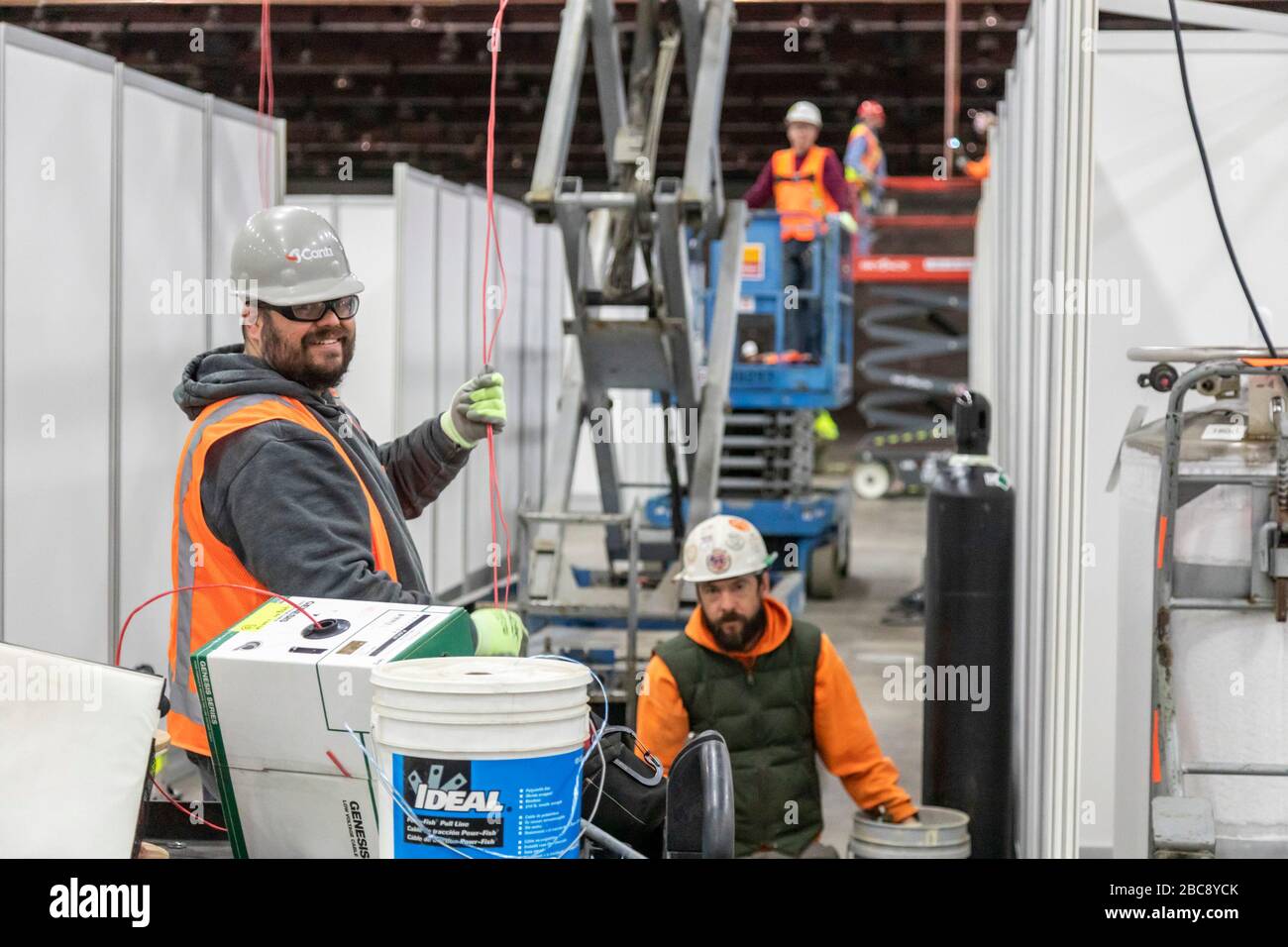 Detroit, Michigan, Stati Uniti. 2nd Apr, 2020. I lavoratori costruiscono un ospedale sul campo di emergenza presso il centro congressi TCF. L'ospedale di 1.000 posti letto si occuperà dei pazienti di Covid-19. Credito: Jim West/Alamy Live News Foto Stock
