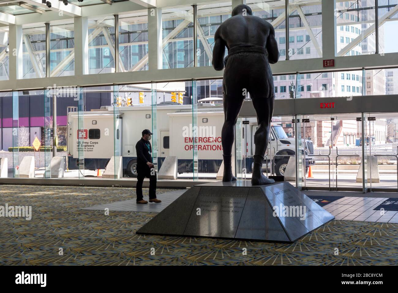 Detroit, Michigan, Stati Uniti. 2nd Apr, 2020. Un veicolo per le operazioni di emergenza del corpo dell'esercito degli ingegneri è parcheggiato al di fuori del centro congressi TCF di Detroit, dove i lavoratori stanno costruendo un ospedale di pronto soccorso. L'ospedale di 1.000 posti letto si occuperà dei pazienti di Covid-19. La statua è boxer Joe Louis. Credito: Jim West/Alamy Live News Foto Stock