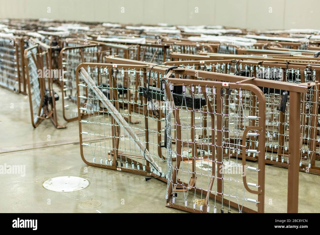 Detroit, Michigan, Stati Uniti. 2nd Apr, 2020. I telai dei letti sono in attesa mentre i lavoratori costruiscono un ospedale sul campo di emergenza presso il centro congressi TCF. L'ospedale di 1.000 posti letto si occuperà dei pazienti di Covid-19. Credito: Jim West/Alamy Live News Foto Stock