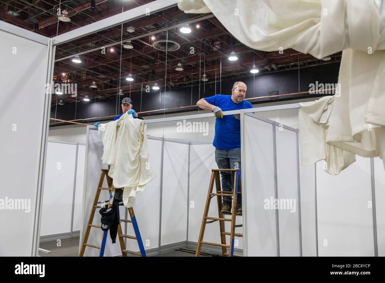 Detroit, Michigan, Stati Uniti. 2nd Apr, 2020. I lavoratori costruiscono un ospedale sul campo di emergenza presso il centro congressi TCF. L'ospedale di 1.000 posti letto si occuperà dei pazienti di Covid-19. Credito: Jim West/Alamy Live News Foto Stock