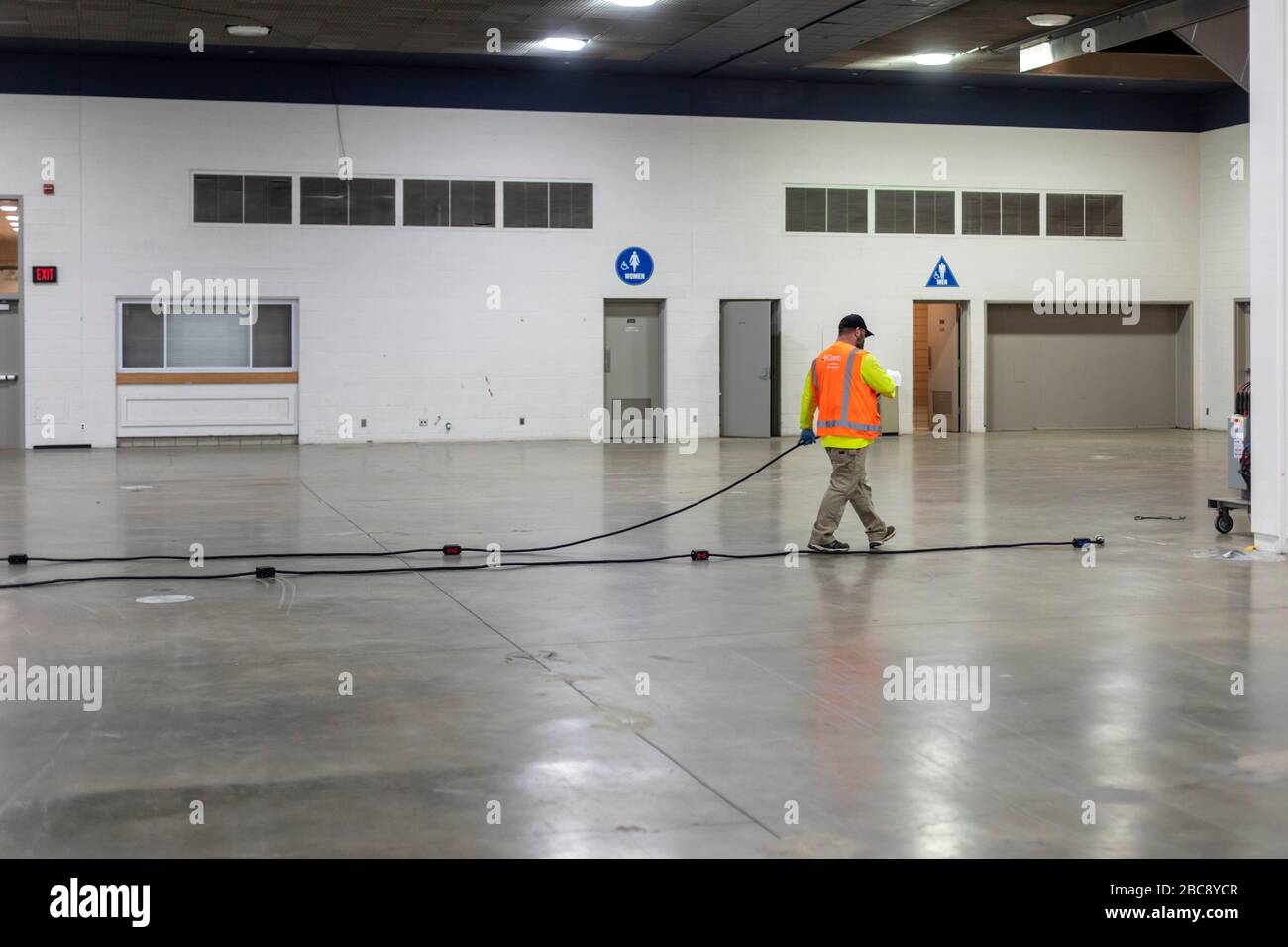 Detroit, Michigan, Stati Uniti. 2nd Apr, 2020. Un elettricista gestisce il cablaggio per quello che sarà un ospedale di pronto soccorso presso il centro congressi TCF. L'ospedale di 1.000 posti letto si occuperà dei pazienti di Covid-19. Credito: Jim West/Alamy Live News Foto Stock