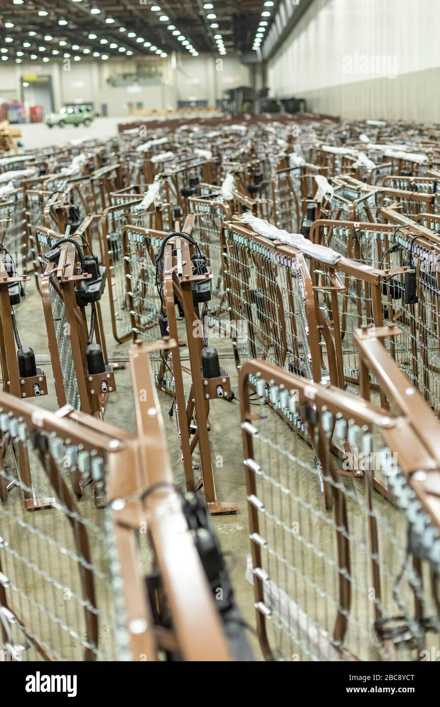 Detroit, Michigan, Stati Uniti. 2nd Apr, 2020. I telai dei letti sono in attesa mentre i lavoratori costruiscono un ospedale sul campo di emergenza presso il centro congressi TCF. L'ospedale di 1.000 posti letto si occuperà dei pazienti di Covid-19. Credito: Jim West/Alamy Live News Foto Stock