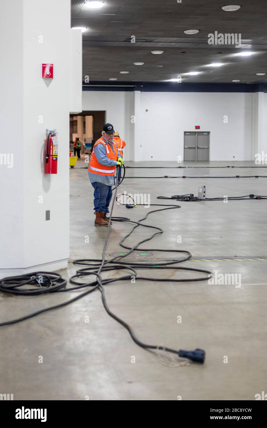 Detroit, Michigan, Stati Uniti. 2nd Apr, 2020. Un elettricista gestisce il cablaggio per quello che sarà un ospedale di pronto soccorso presso il centro congressi TCF. L'ospedale di 1.000 posti letto si occuperà dei pazienti di Covid-19. Credito: Jim West/Alamy Live News Foto Stock