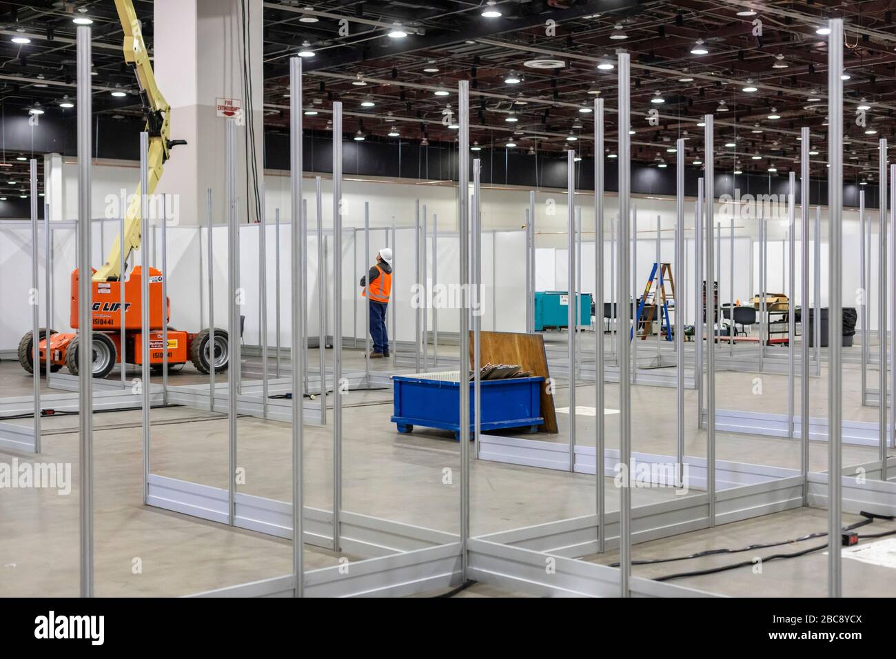 Detroit, Michigan, Stati Uniti. 2nd Apr, 2020. I lavoratori costruiscono un ospedale sul campo di emergenza presso il centro congressi TCF. L'ospedale di 1.000 posti letto si occuperà dei pazienti di Covid-19. Credito: Jim West/Alamy Live News Foto Stock