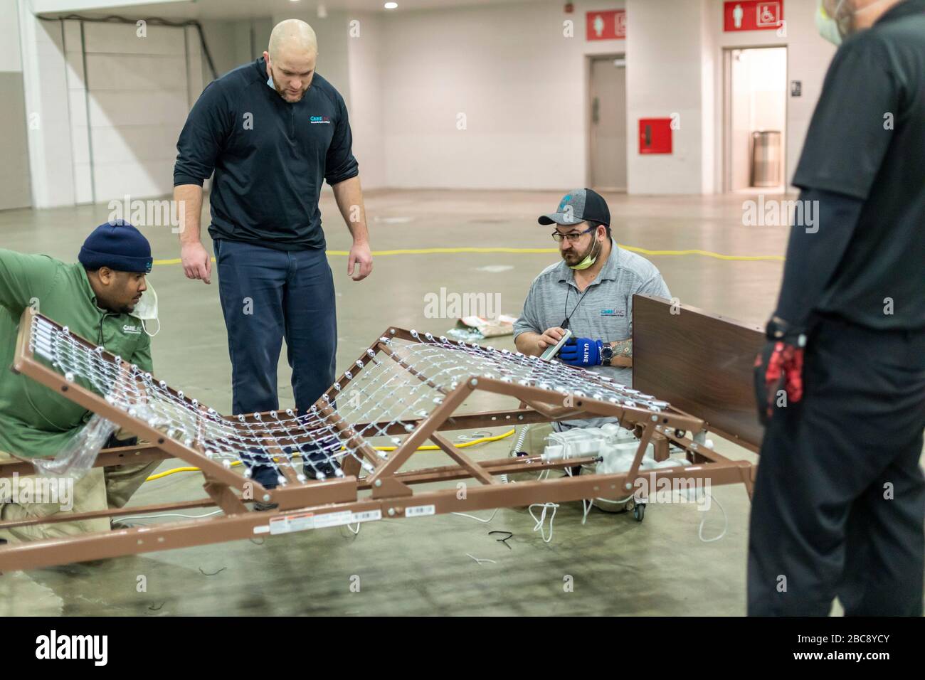 Detroit, Michigan, Stati Uniti. 2nd Apr, 2020. I lavoratori imparano a mettere insieme un letto mentre costruiscono un ospedale sul campo di emergenza presso il centro congressi TCF. L'ospedale di 1.000 posti letto si occuperà dei pazienti di Covid-19. Credito: Jim West/Alamy Live News Foto Stock