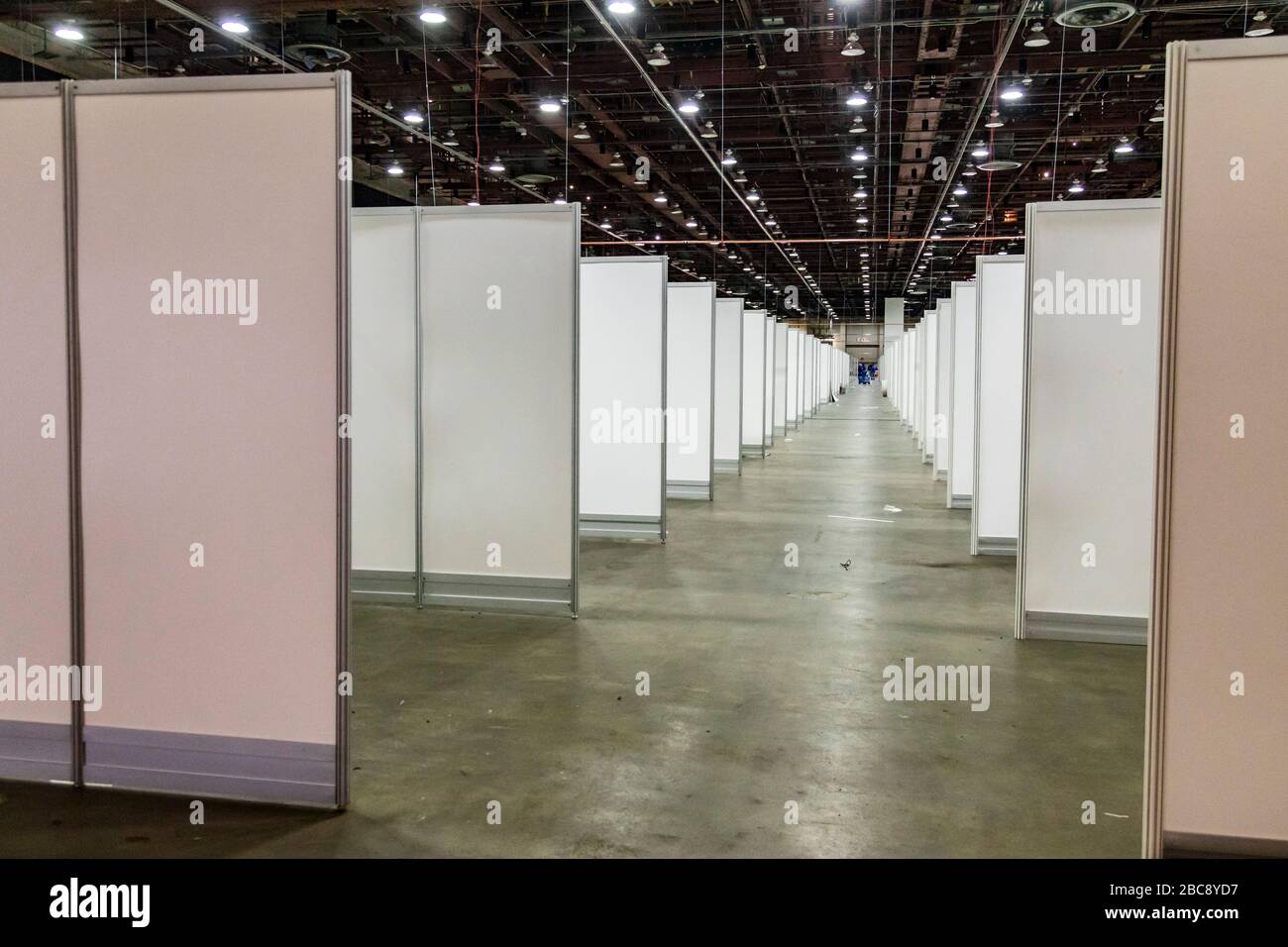 Detroit, Michigan, Stati Uniti. 2nd Apr, 2020. I lavoratori costruiscono un ospedale sul campo di emergenza presso il centro congressi TCF. L'ospedale di 1.000 posti letto si occuperà dei pazienti di Covid-19. Credito: Jim West/Alamy Live News Foto Stock