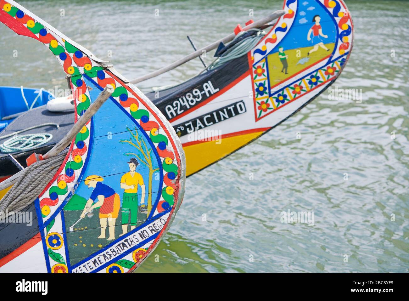 Moliceiro barca sul canale di Aveiro, Aveiro, Beira Litroral, Portogallo Foto Stock