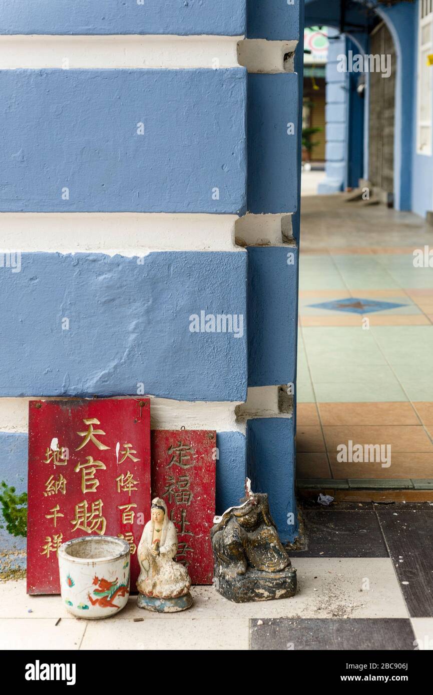 Ipoh, Perak / Malaysia - luglio 22 2010 : piccolo altare cinese con statue di dea Foto Stock