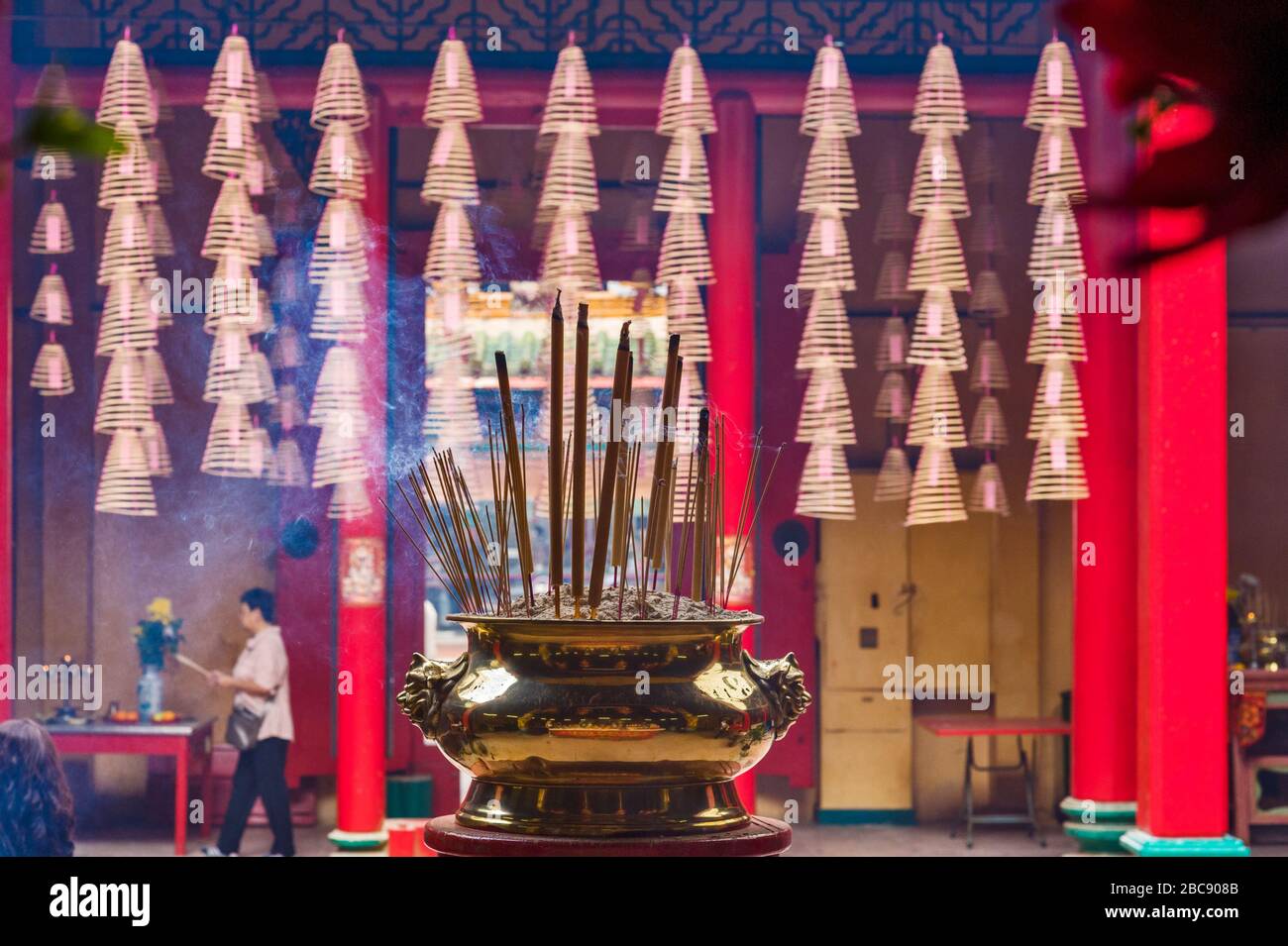 Kuala Lumpur / Malesia - Luglio 30 2010: Preghiere e offerte di bastoncini di incenso nel Tempio di Guandi a Chinatown Foto Stock