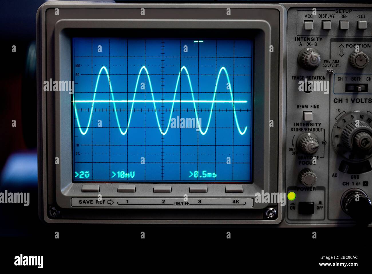 strumento di misurazione della radiofrequenza che mostra i segnali delle  onde radio su un monitor blu Foto stock - Alamy