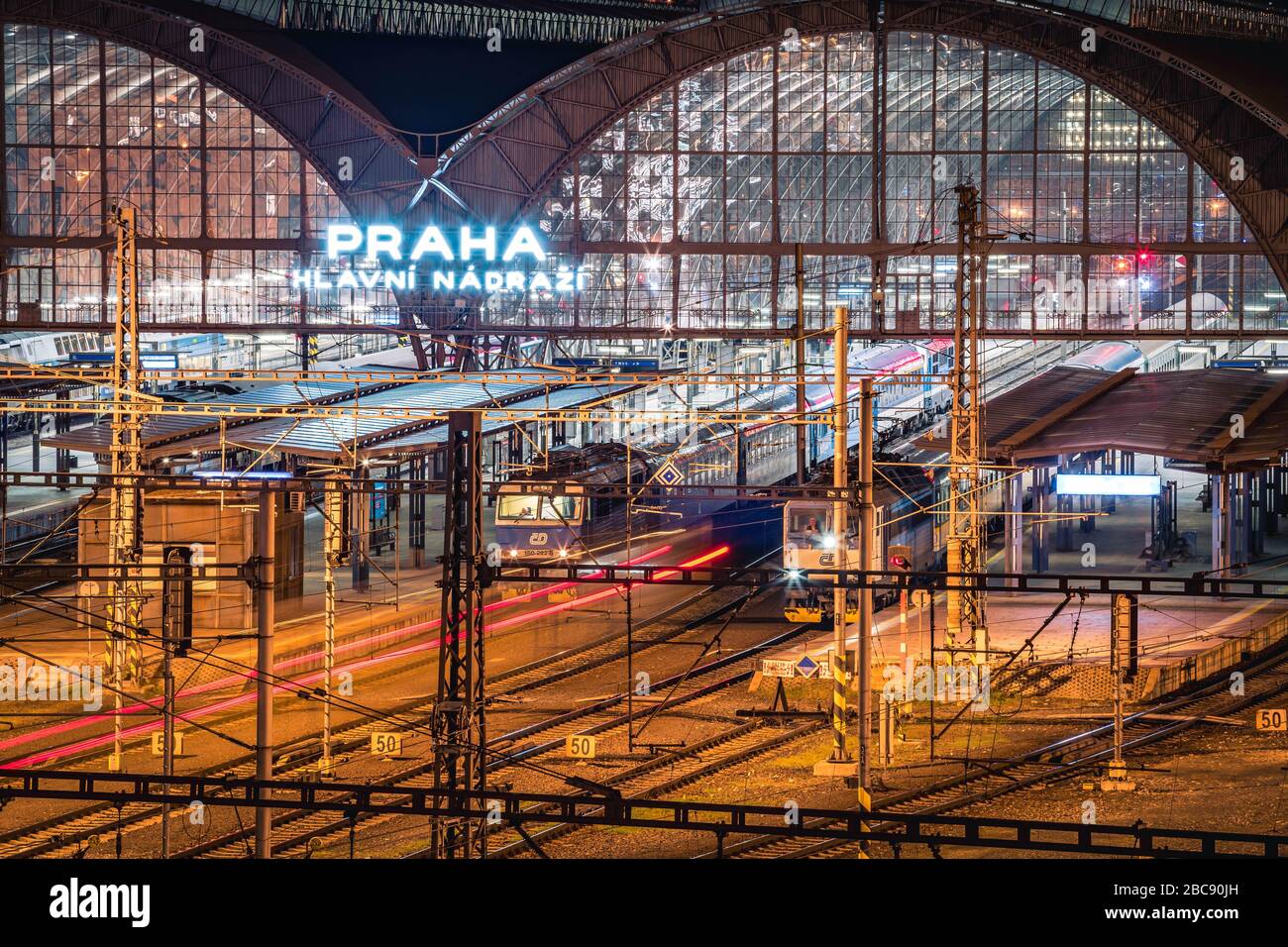 PRAGA, REPUBBLICA CECA, MARZO 2020: Vista notturna della sala principale della stazione ferroviaria principale di Praga. Lungo paesaggio urbano ferroviario esposizione. Foto Stock