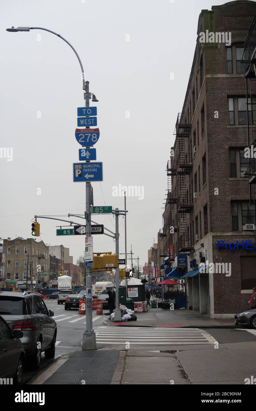 Segnaletica stradale impilata, 5th Avenue, Brooklyn Foto Stock