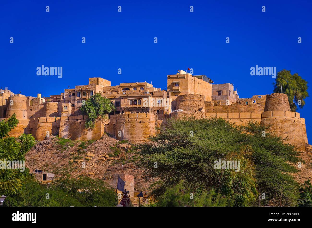 JAISALMER, RAJASTHAN, INDIA - 29 NOVEMBRE 2019: Vista panoramica del Forte d'Oro di Jaisalmer è il secondo forte più vecchio in Rajasthan, India. Foto Stock