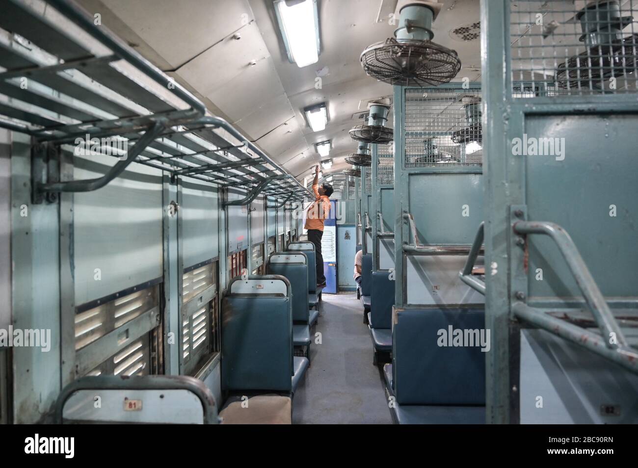 Prayagraj, India. 03rd Apr, 2020. Prayagraj: Gli operatori ferroviari preparano un treno di autobus in reparti di isolamento durante il blocco a seguito di Coronavirus a Prayagraj, India, venerdì 03 aprile 2020. (Foto di Prabhat Kumar Verma/Pacific Press/Sipa USA) Credit: Sipa USA/Alamy Live News Foto Stock