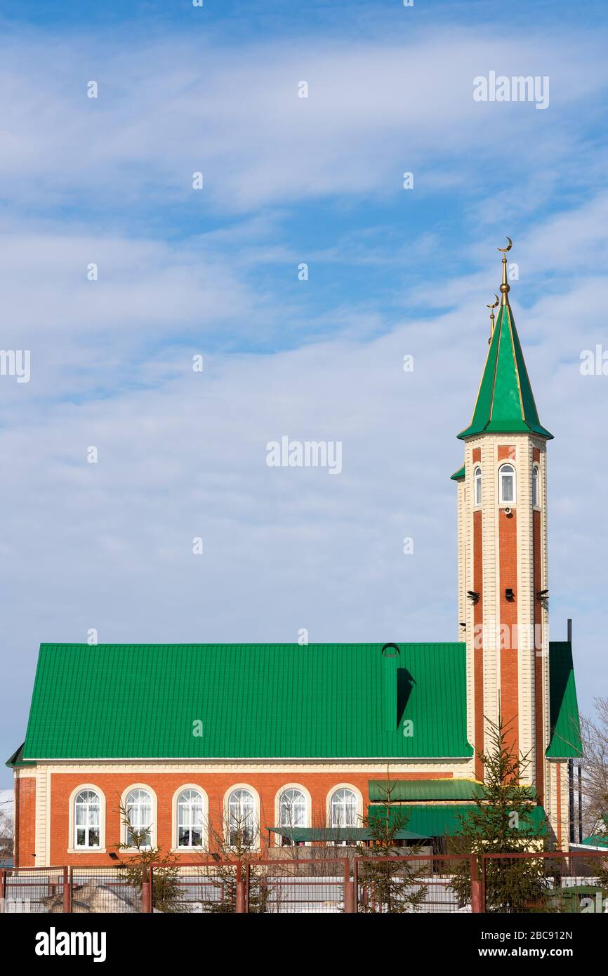 RUSSIA, BASHKORTOSTAN, DISTRETTO DI KUGARCHINSKY, MRACOVO - 18 MARZO 2020. L'edificio della moschea. Vista laterale. Si può vedere il minareto con una c d'oro Foto Stock