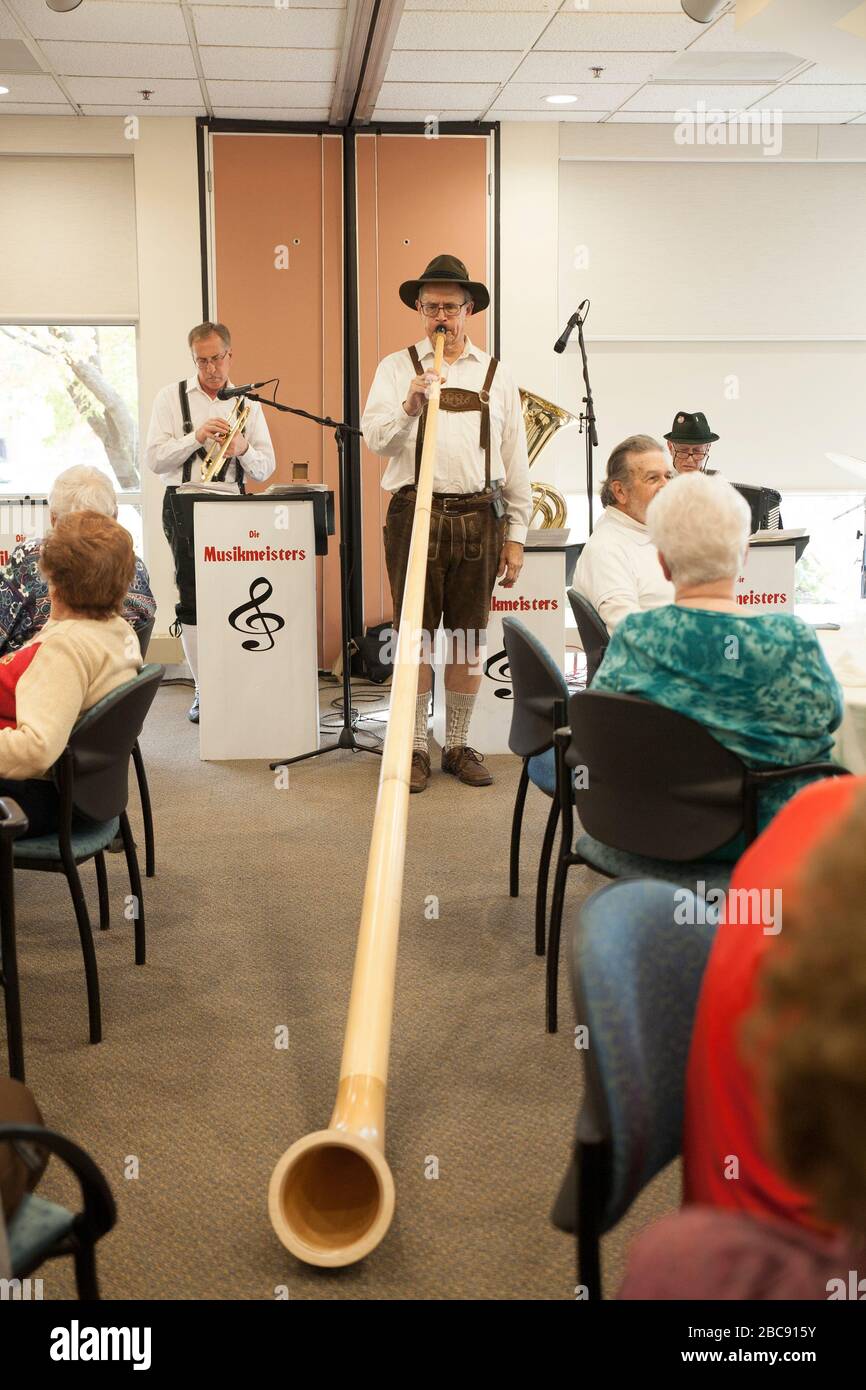 La band tedesca intrattiene un pubblico anziano in occasione di una celebrazione della comunità di pensionamento. Foto Stock