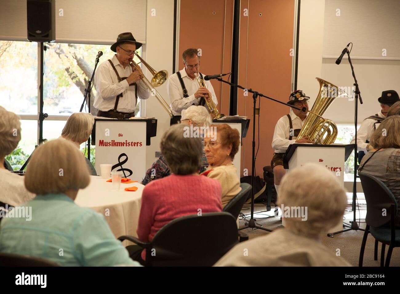La band tedesca intrattiene un pubblico anziano in occasione di una celebrazione della comunità di pensionamento. Foto Stock
