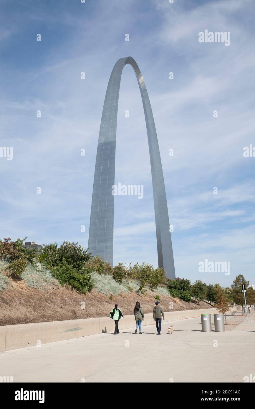 Vista del Gateway Arch a St. Louis, visto da lungo il fiume Mississippi. Foto Stock