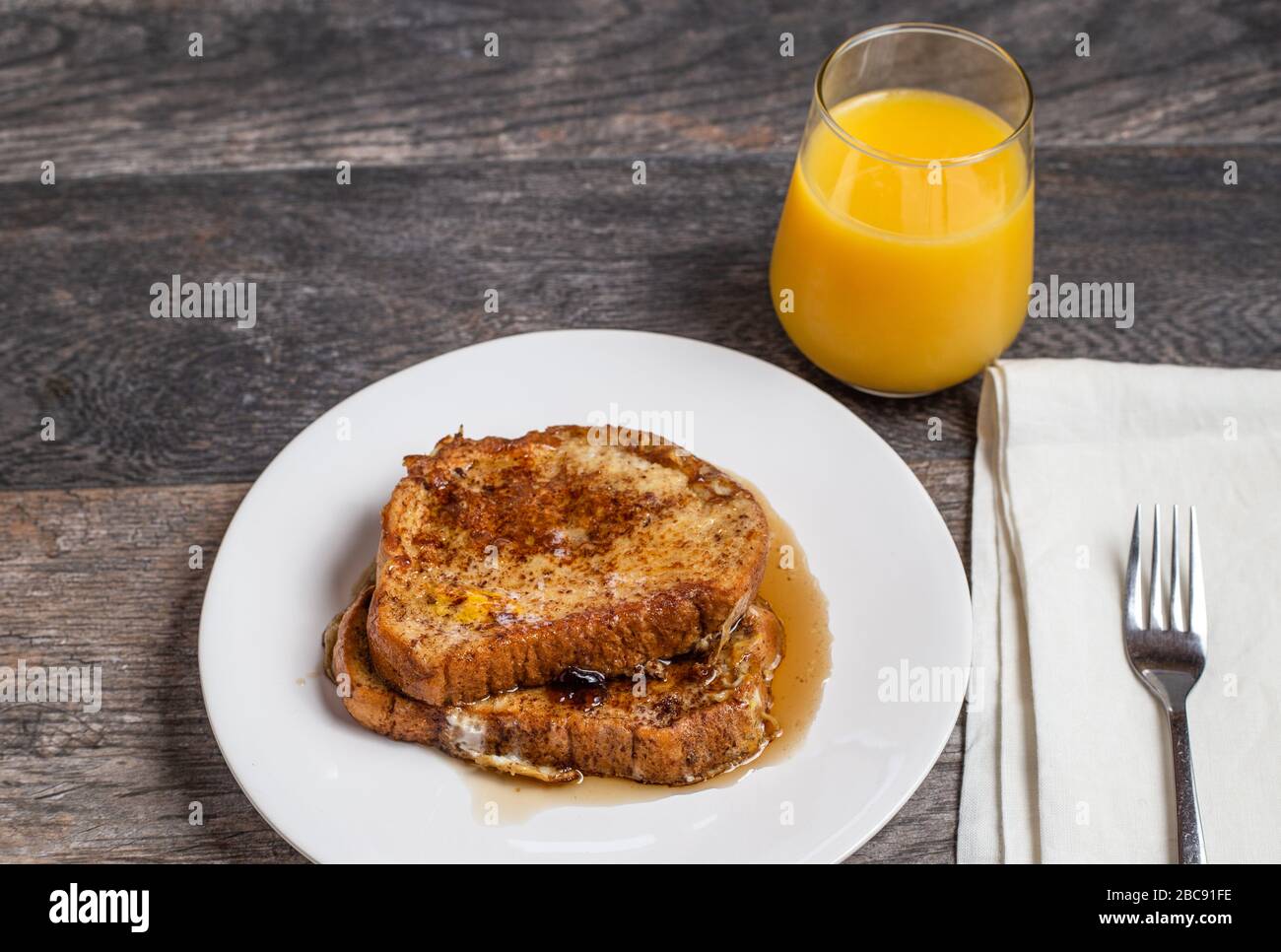 Toast alla francese con colazione sciroppata e succo d'arancia Foto Stock