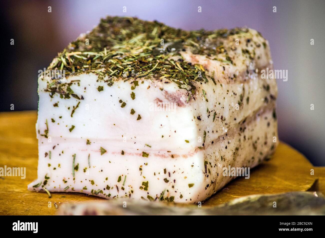 lardo condito in una grotta con erbe aromatiche pronte per gustare i vostri  deliziosi piatti Foto stock - Alamy