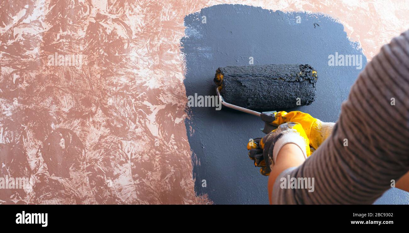 casa riparazione concept. girl dipinge una parete vernice. Foto Stock