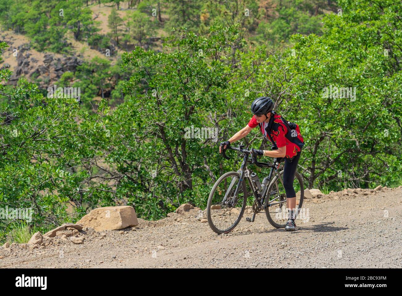 Un ciclista di ghiaia saluta Foto Stock