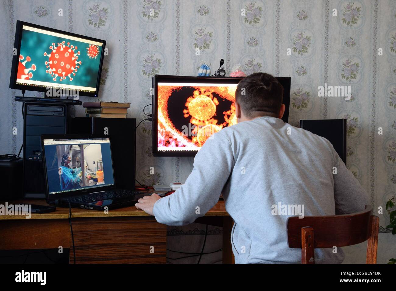Krasnodar, Russia - 02 aprile 2020: Un uomo siede ai monitor del computer ed è orridito dalle notizie circa la diffusione del coronavirus. Covid 19 Foto Stock