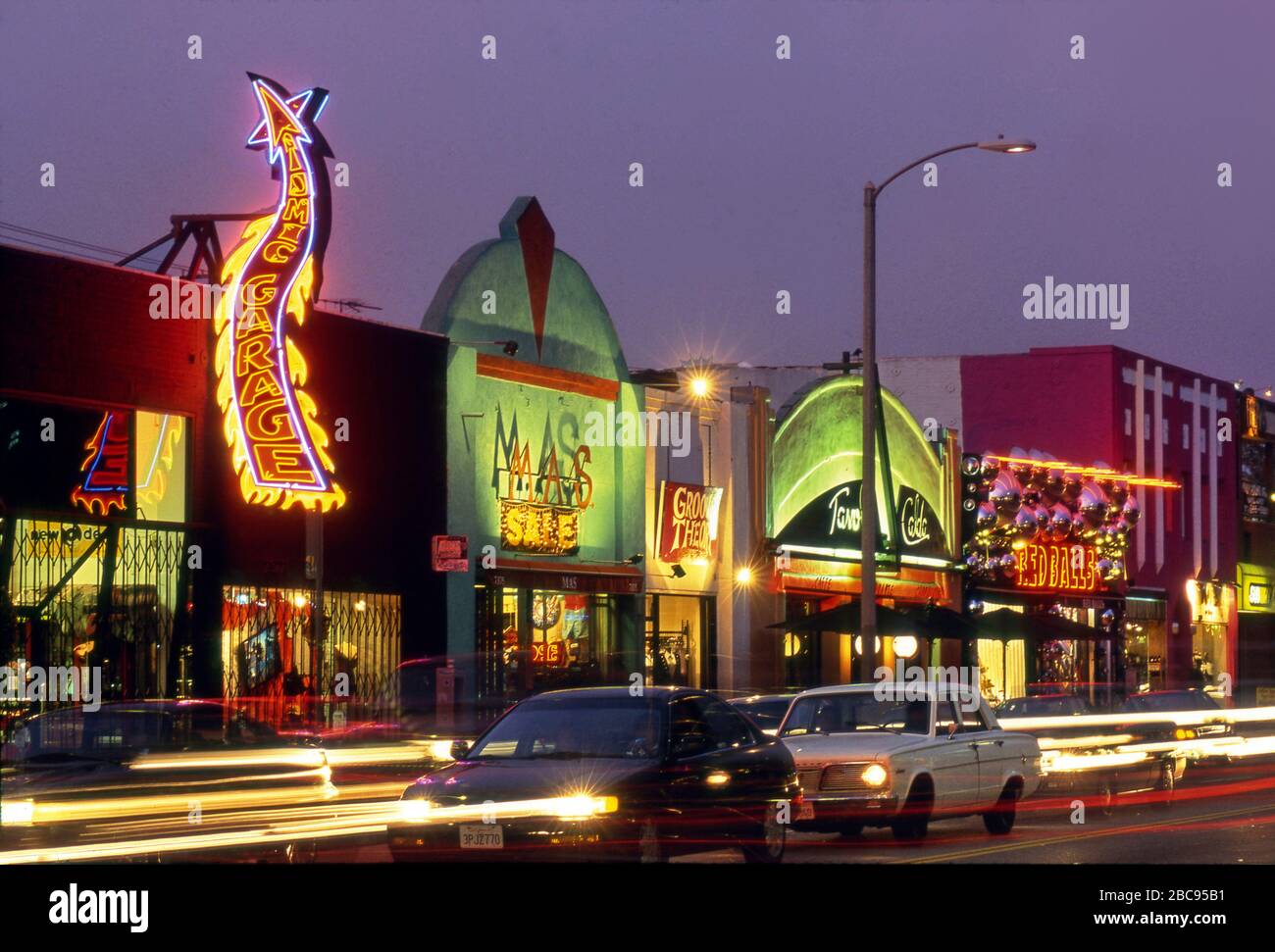 Negozi alla moda lungo Melrose Avenue di notte a Los Angeles CA Foto Stock