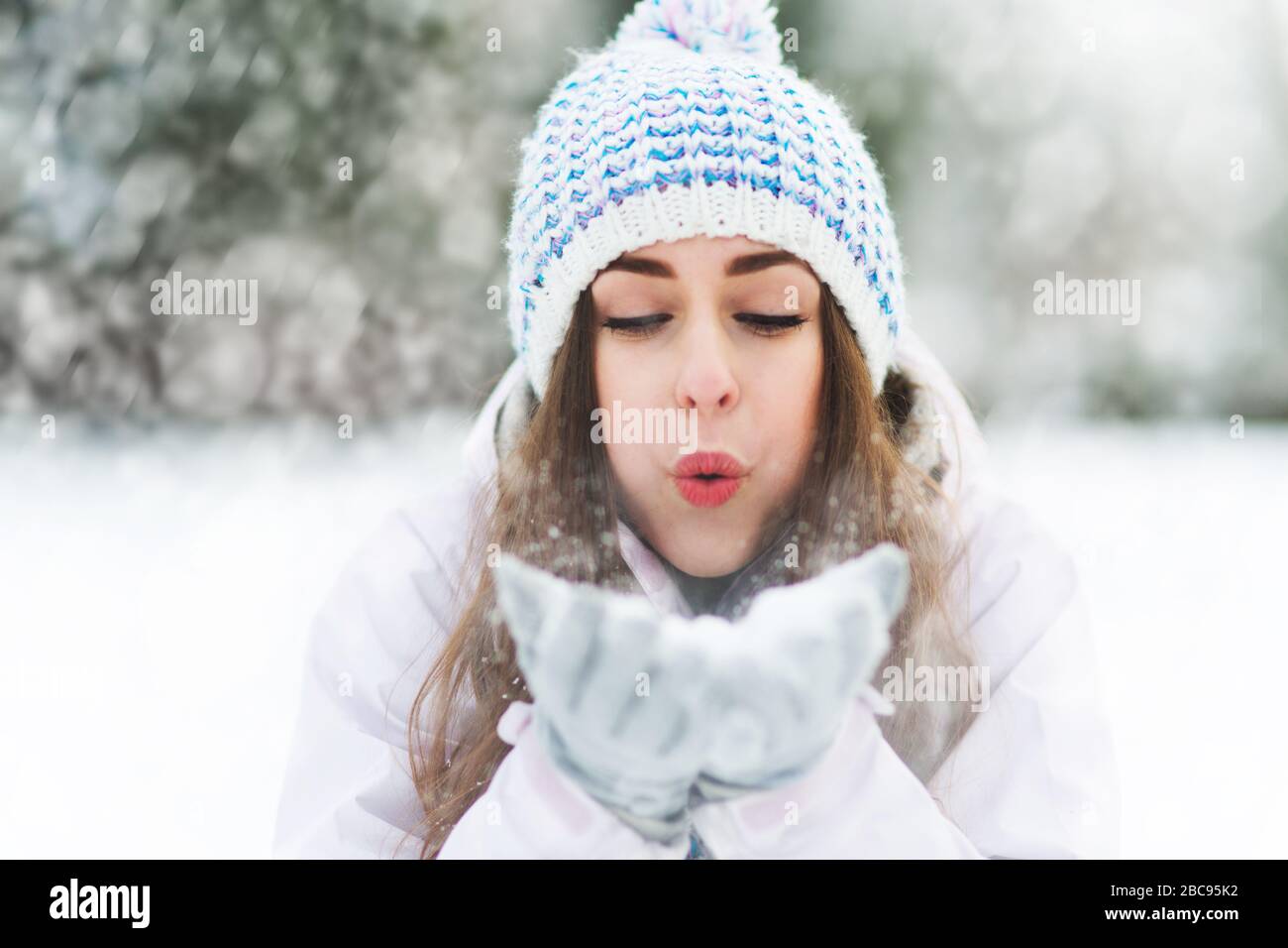 Giovane donna all'aperto in inverno Foto Stock