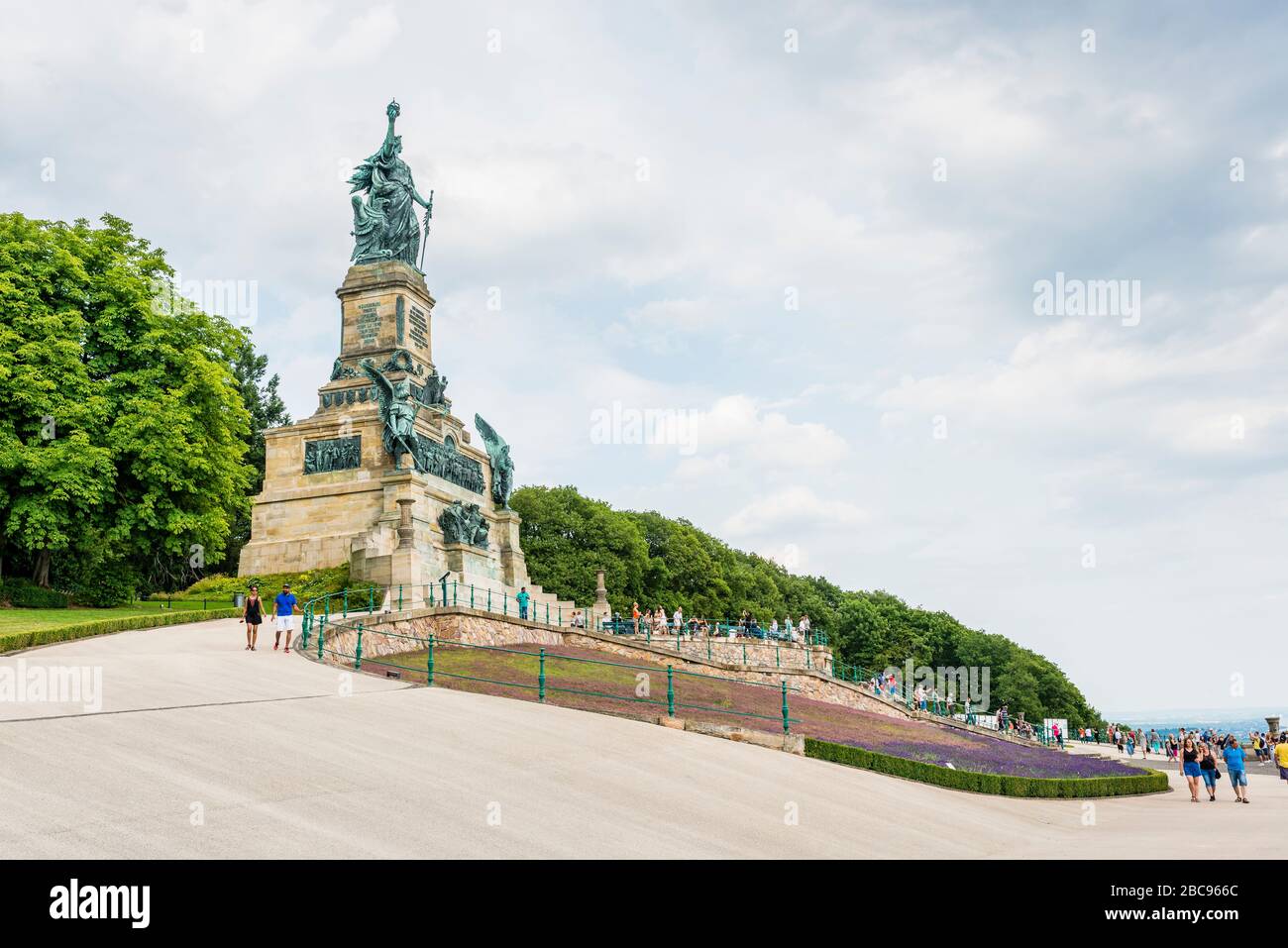 Monumento Niederwald, chiamato anche Germania, sopra Rüdesheim am Rhein, destinazione popolare, Patrimonio Mondiale dell'UNESCO alta Valle del Reno centrale, Foto Stock